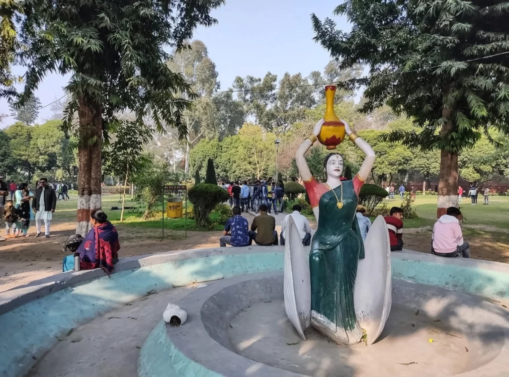 beautiful image of a statue of woman who took a clay pot of water in a rakh bagh park ludhiana