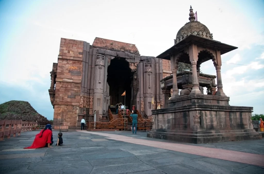 The Bhojeshwar Temple constructed in 11th century Dedicated to Shiva, it houses 7.5 feet high lingam