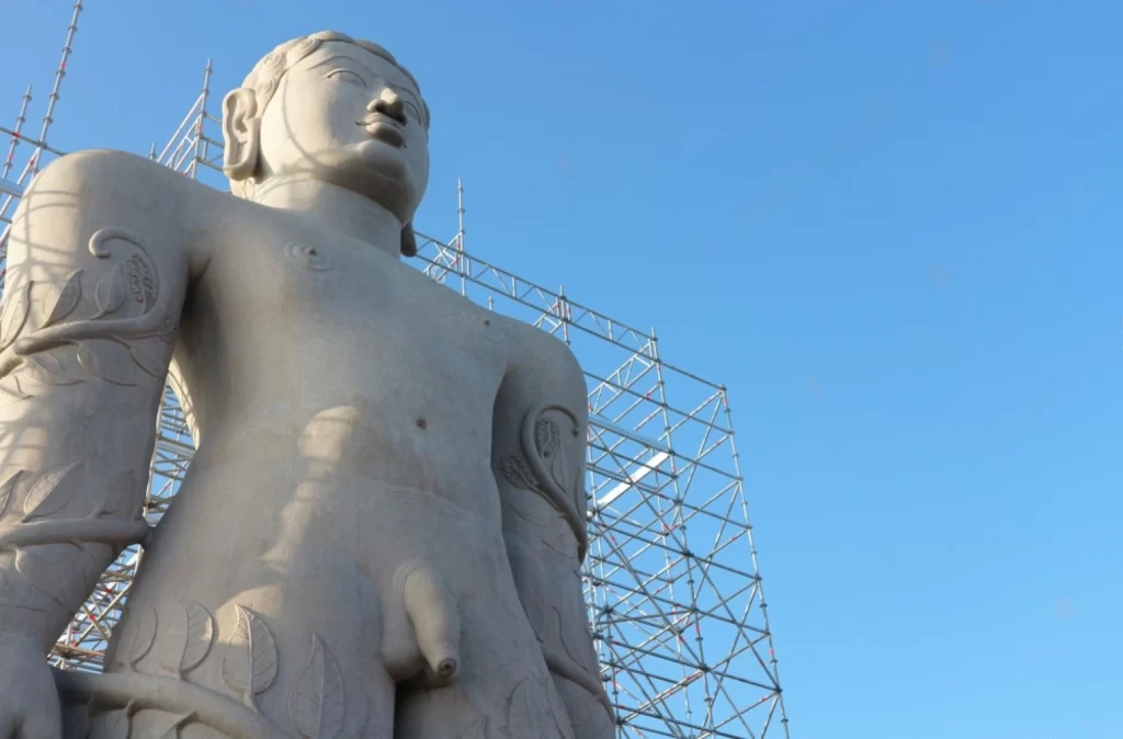 On the hill Vindhyagiri in the town of Shravanabelagol towers a gigantic stone statue of Gomateswara - the Jain saint Bahubali