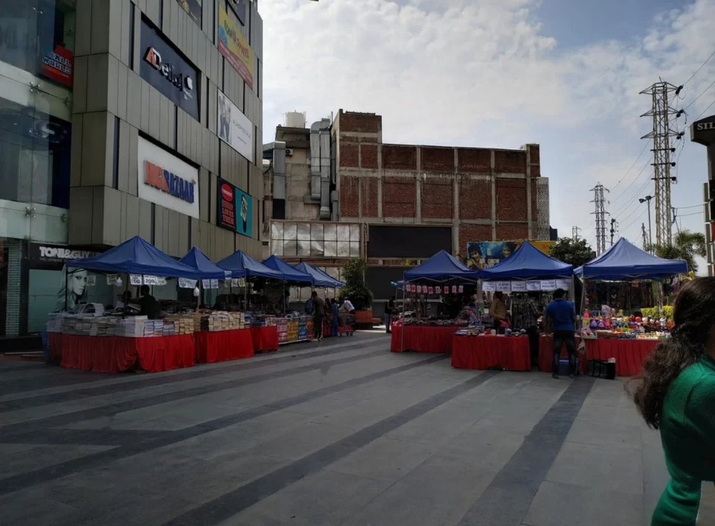 Outside view of Silver Arc Mall, Aarti Chowk Ludhiana.