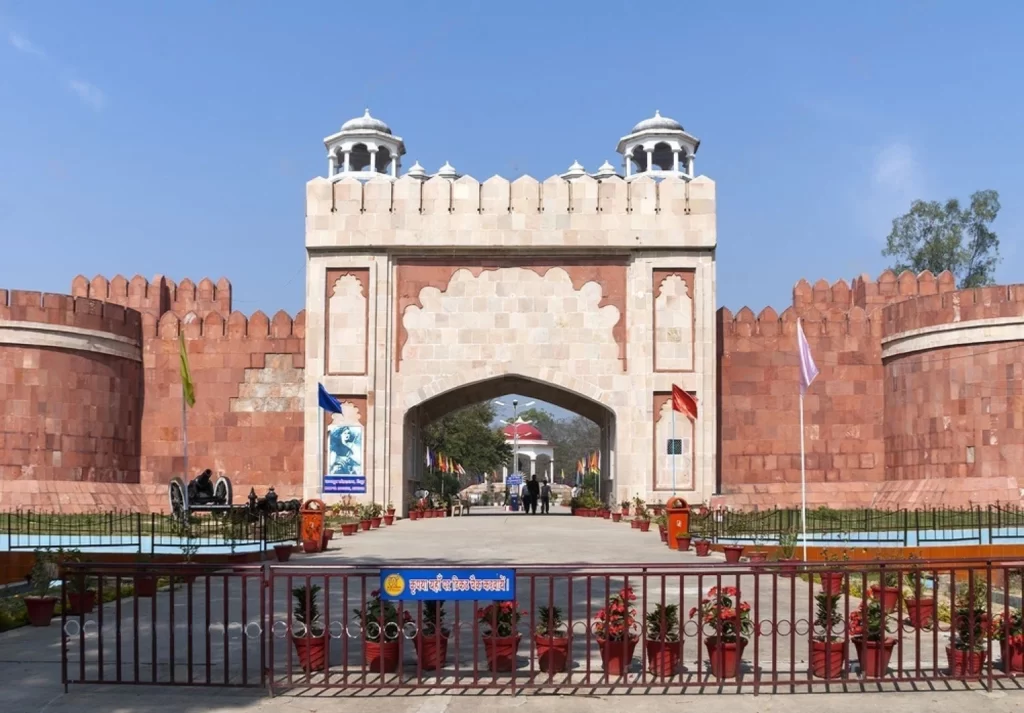  Red stone ramparts and white-stone Gate entrance to the Nana Rao Peshwa Smarak Park, memorial of the First Indian War for Independence in 1857. 