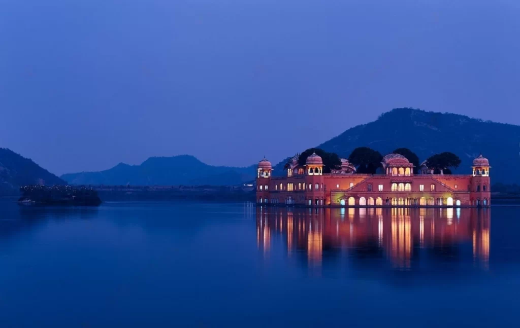 Jal Mahal at blue hour This palace in Jaipur is one the most known because of its location: in the middle of the lake.